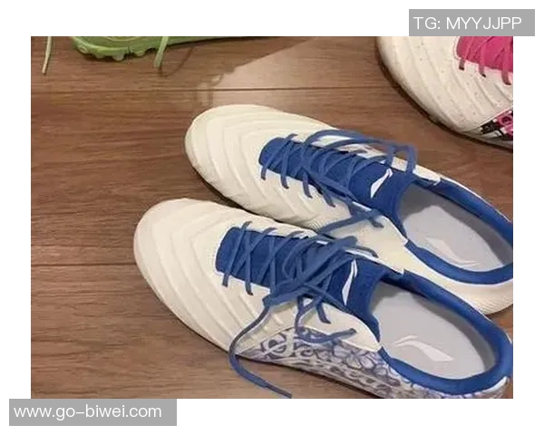 脚背高的球员如何选择合适的足球鞋提升比赛表现与舒适度 脚背高的球员如何选择合适的足球鞋提升比赛表现与舒适度