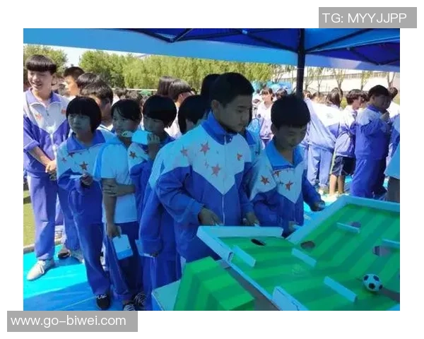 足球场上的快乐时光与简单画作的奇妙结合