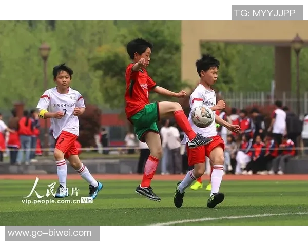 追逐足球纯白荣耀的梦想与激情在绿茵场上绽放光芒